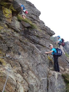 Dario, Roberta e Aldo sulla 2a parte della ferrata dopo il pilastro (31799 bytes)